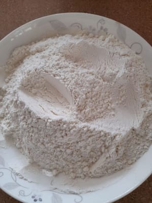 Mescolare la farina di frumento e la farina di tapioca, mescolare bene e mettere da parte.