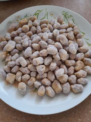 Aggiungere altri 2 cucchiai di soluzione zuccherina e poi altra farina, fino a 2 volte, e setacciare. Ripetere i passaggi precedenti fino a terminare le noci.