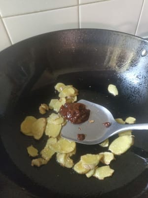 Agregar 2 cucharadas de salsa de soja.