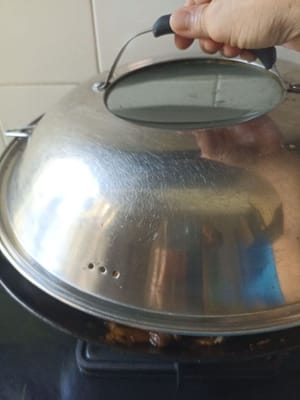 Cierren la tapa, señoras, cocinen por 10 minutos más utilizando el mismo fuego.