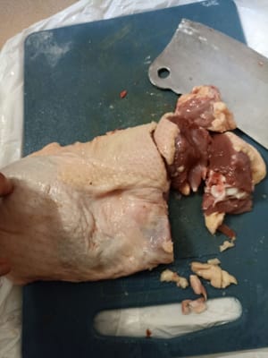Cortar el pato en trozos.