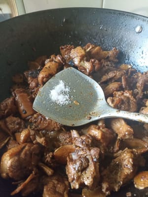 Agregue 1/2 cucharadita de sal, revuelva y mezcle bien.