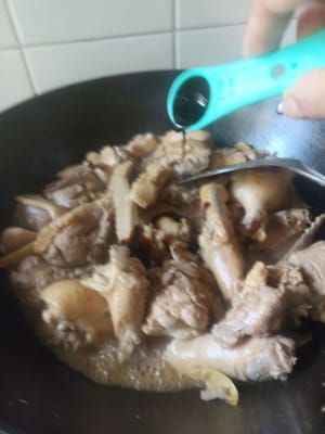 Agregue 1 cucharadita de salsa de soja oscura.