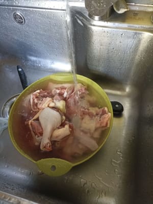 Lavar y limpiar, luego escurrir.