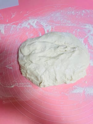 Shaping the dough for the dough sticks
Take out the rested dough and roll it out on a chopping board into a 1 cm thick and 5-8 cm wide strip, similar to how you roll dumpling wrappers. Don't roll it too thin.
If the dough sticks, sprinkle it with a little flour. Do not use oil, otherwise the ends of the dough sticks will not stick together.