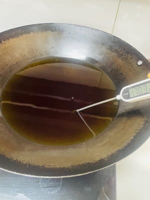 Deep-frying dough sticks
Pour plenty of cooking oil into a wok and heat it to around 170°C. If you're new to cooking, just toss a small dough ball in. If it floats within 5 seconds, the oil is just right.