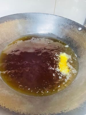 Deep-frying dough sticks
Pour plenty of cooking oil into a wok and heat it to around 170°C. If you're new to cooking, just toss a small dough ball in. If it floats within 5 seconds, the oil is just right.