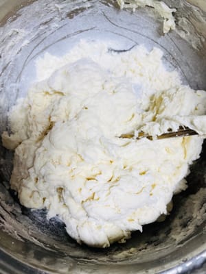 Before you prepare: Pour the flour, leavening agent, and salt into a large bowl and stir well with chopsticks, just like you would with a cold dish. Then, slowly add water, stirring constantly until the dough becomes fluffy. Don't be lazy at this point; stir thoroughly, otherwise the dough will become lumpy and affect the texture.