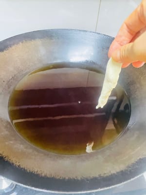Deep-frying dough sticks
Pour plenty of cooking oil into a wok and heat it to around 170°C. If you're new to cooking, just toss a small dough ball in. If it floats within 5 seconds, the oil is just right.