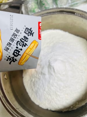 Before you prepare: Pour the flour, leavening agent, and salt into a large bowl and stir well with chopsticks, just like you would with a cold dish. Then, slowly add water, stirring constantly until the dough becomes fluffy. Don't be lazy at this point; stir thoroughly, otherwise the dough will become lumpy and affect the texture.