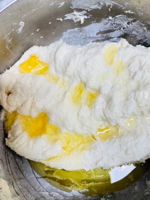 When there is no more dry powder, add a spoonful of cooking oil and continue kneading until the oil and dough are combined and finally form a ball. Then cover with plastic wrap and set aside to rise for 30 minutes.