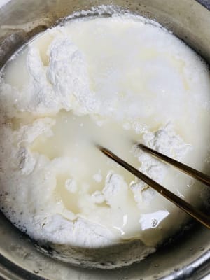 Before you prepare: Pour the flour, leavening agent, and salt into a large bowl and stir well with chopsticks, just like you would with a cold dish. Then, slowly add water, stirring constantly until the dough becomes fluffy. Don't be lazy at this point; stir thoroughly, otherwise the dough will become lumpy and affect the texture.