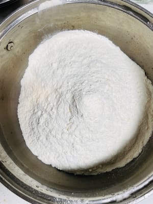 Before you prepare: Pour the flour, leavening agent, and salt into a large bowl and stir well with chopsticks, just like you would with a cold dish. Then, slowly add water, stirring constantly until the dough becomes fluffy. Don't be lazy at this point; stir thoroughly, otherwise the dough will become lumpy and affect the texture.