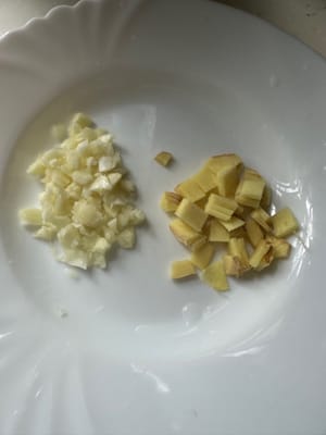 jahe dan bawang putih, potong dadu kecil