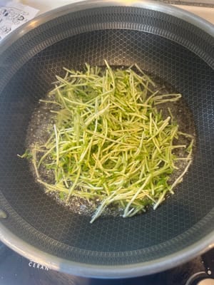 Add salt, oil and bean sprouts to the fruit and blanch them for 50 seconds. Take them out and rinse them with water for later use.