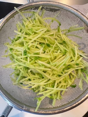 Tambahkan garam, minyak, dan tauge ke dalam buah dan rebus selama 50 detik. Angkat dan bilas dengan air untuk digunakan nanti.