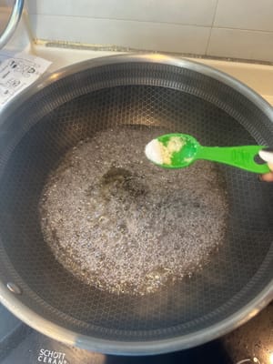 Heat the pan, add 1/2 tablespoon of oil, add salt to taste, pour the bean sprouts in and blanch for 18 seconds.