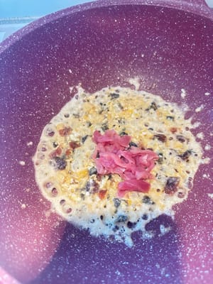 Fry the ingredients until they are fragrant, add the marinated lean meat and half a tablespoon of cooking wine.