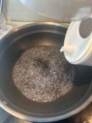 Heat the pan, add 1/2 tablespoon of oil, add salt to taste, pour the bean sprouts in and blanch for 18 seconds.