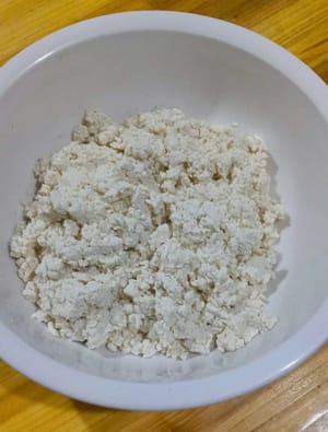 200克的豆腐用筷子給它攪爛。