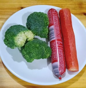 火腿兩條各25克西蘭花菜50克