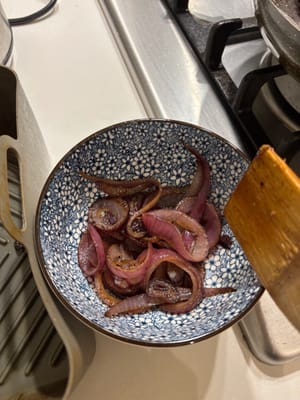 Legen Sie die Zwiebeln beiseite, sobald sie fertig sind