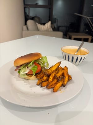 Alles zusammen und schon haben Sie einen leckeren Burger und Pommes, die Sie während Ihres Cuts essen können!