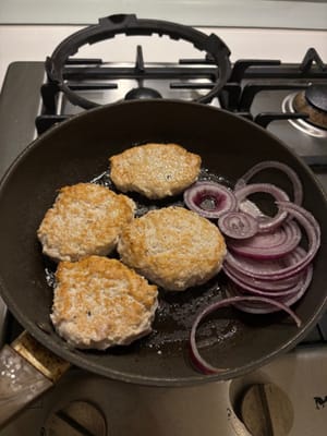 Braten Sie die Pastetchen in der Pfanne, während Sie die Zwiebeln karamellisieren
