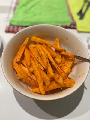 Die Süßkartoffelscheiben mit Küchenpapier abtrocknen. Anschließend Gewürze (Salz, Pfeffer, Paprika, Cajun-Pulver) und Öl hinzufügen. In einer Schüssel gut vermischen und anschließend bei 180 Grad Celsius für 30 Minuten in die Heißluftfritteuse geben.