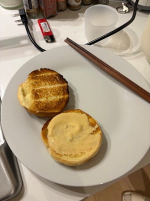 Toasten Sie Ihre Brötchen, bevor Sie die Sauce darauf geben