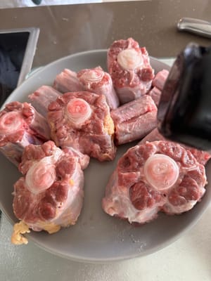 Tout d'abord, assaisonnez la queue de bœuf avec du sel et du poivre, frottez soigneusement sur tous les côtés