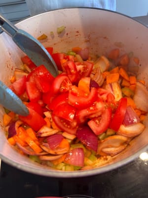 Après cela, ajoutez les tomates hachées, puis ajoutez du poivre noir et du sel pour attendrir les légumes