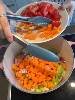 Dans la même poêle, ajouter l'oignon, le céleri et les carottes. Faire revenir jusqu'à ce qu'ils soient légèrement tendres.
