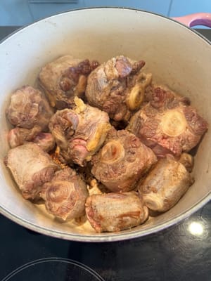 Dans une cocotte huilée, saisir les queues de bœuf assaisonnées jusqu'à ce qu'elles soient légèrement grillées. Réserver ensuite dans une assiette propre.