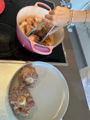 In an oiled casserole pot, sear the seasoned oxtails to lightly charred. Then set aside to a clean plate