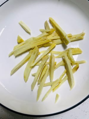 生姜と花椒（お好みで）を用意します。生姜を千切りにし、薄切りにします。花椒があれば少量使い、なければ省略します。