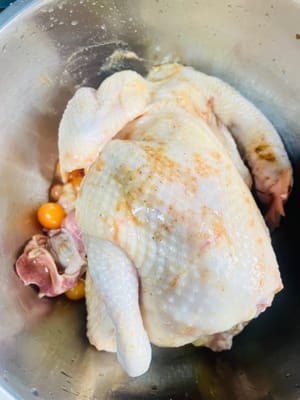 鶏肉を洗い、水を切ります。塩焼きチキンパウダーを鶏肉の内側と外側に均等に塗ります。鶏肉に千切り生姜を詰め、全体に振りかけ、味をなじませるようにマッサージします。クチナシ水と残った調味料（もしあれば）を加えてよく混ぜ、冷蔵庫で一晩マリネします（時々かき混ぜます）。