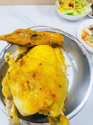 鶏肉が持てるくらいまで冷めたら、繊維に沿って細かく切り分けます。