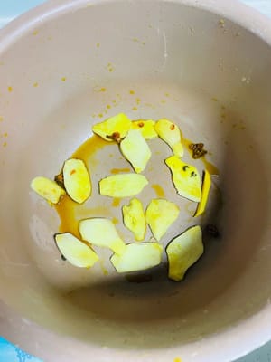 炊飯器の内壁をきれいに拭き、底に生姜のスライスを敷きます。鶏肉とマリネ液を加え、炊飯を開始します。約1時間煮込みます。

〜火の通り具合を確認するには：鶏肉の太い部分（例えば、ドラムスティック）を箸で刺して確認します。血が出なければ火が通っています。火が通っていない場合は、さらに加熱してください。