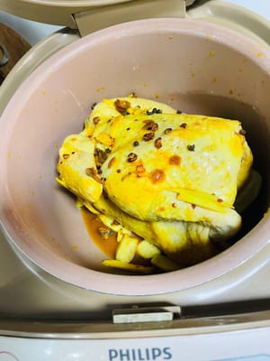 Die Innenverkleidung des Reiskochers trockenwischen und Ingwerscheiben darauf legen. Das marinierte Hähnchen und die Marinade hinzufügen und mit dem Kochen beginnen. Etwa 1 Stunde garen.
~So stellen Sie den Gargrad fest: Stechen Sie mit einem Stäbchen in eine dicke Stelle des Hähnchens, z. B. eine Keule. Tritt kein Blut aus, ist das Hähnchen gar. Ist es noch nicht gar, lassen Sie es länger garen.