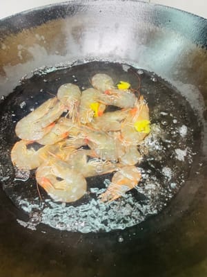 냄비에 물을 끓이고 신선한 새우를 넣어 완전히 익을 때까지 삶습니다. 새우를 건져 껍질을 벗기고 내장을 제거한 후 식힙니다.