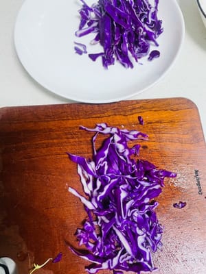 생고기와 익힌 재료 사이의 교차 오염을 방지하기 위해 생고기 전용 도마를 사용하여 보라색 양배추를 잘게 채 썰어주세요. 엔다이브는 깨끗이 씻은 후 키친타월로 가볍게 두드려 물기를 제거해주세요. 이렇게 하면 스프링롤 wrappers가 습기를 머금어 말 때 찢어지는 것을 방지할 수 있습니다.