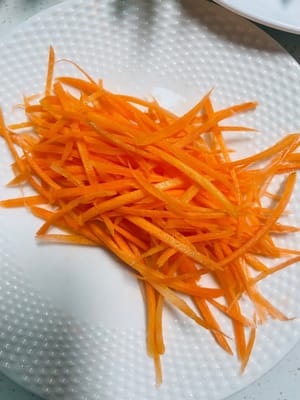 강판을 사용하여 당근을 얇게 채 썰거나, 칼을 사용하여 고르게 얇게 채 썰어주세요.