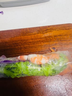 채 썬 보라색 양배추, 엔다이브, 채 썬 당근, 새우를 순서대로 준비합니다. 가장자리 쪽부터 말기 시작합니다. 약 3분의 1 정도 말았을 때, 스프링롤 wrappers의 양쪽 끝을 안쪽으로 접어 가장자리를 봉한 다음, 원하는 모양이 될 때까지 빠르게 말아줍니다. 스프링롤 wrappers가 작업대에 달라붙어 모양이 흐트러지지 않도록 모든 과정을 신속하고 효율적으로 진행해야 합니다.