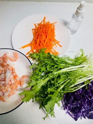 생고기와 익힌 재료 사이의 교차 오염을 방지하기 위해 생고기 전용 도마를 사용하여 보라색 양배추를 잘게 채 썰어주세요. 엔다이브는 깨끗이 씻은 후 키친타월로 가볍게 두드려 물기를 제거해주세요. 이렇게 하면 스프링롤 wrappers가 습기를 머금어 말 때 찢어지는 것을 방지할 수 있습니다.