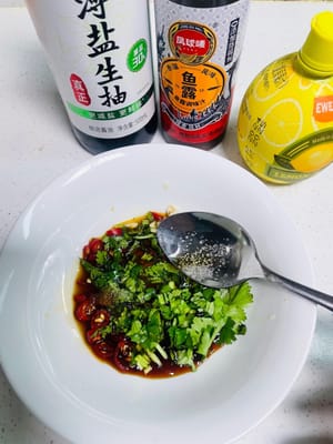 찍어 먹는 소스 준비 (3가지 중 1가지 선택, 저는 1가지를 사용했습니다):

1. 마늘 & 매운 소스 (레스토랑 인기 메뉴)
다진 마늘 1큰술 + 다진 고추 1큰술 + 고수 + 레몬즙 1작은술 + 피시소스 2큰술 + 간장 3큰술 + 설탕 1큰술 + 식힌 끓인 물 2큰술. 잘 섞은 후 5분간 그대로 두세요. 새콤하고 매콤하면서도 상큼한 맛이 다른 재료들의 풍부한 맛을 중화시켜 줍니다.

2. 고소한 땅콩버터 (진하고 풍미 있는 버전)
부드러운 땅콩버터 3큰술 + 따뜻한 물 2큰술 (잘 저어주세요) + 피시소스 1큰술 + 설탕 약간 + 레몬즙 몇 방울. 풍부한 맛이 일품이며 스프링롤에 싸서 먹으면 더욱 맛있습니다.

3. 상큼한 민트 주스 (시원하고 맛있는 버전)
다진 민트 잎 한 줌 + 라임 주스 2큰술 + 피시 소스 1큰술 + 설탕 ½큰술 + 식힌 끓인 물 3큰술. 잘 저은 후 체에 걸러 건더기를 제거합니다. 한 모금 마시면 상쾌한 동남아시아의 풍미를 느낄 수 있습니다.