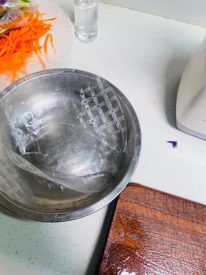 넓고 평평한 접시에 따뜻한 물을 붓고, 스프링롤 wrappers를 10초간 담갔다가 재빨리 꺼내 작업대 위에 평평하게 펼쳐 놓으세요 (스프링롤 wrappers를 너무 오래 담가두면 탄력을 잃게 됩니다).