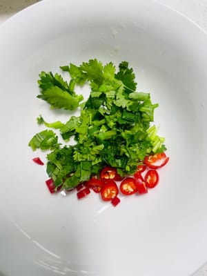 찍어 먹는 소스 준비 (3가지 중 1가지 선택, 저는 1가지를 사용했습니다):

1. 마늘 & 매운 소스 (레스토랑 인기 메뉴)
다진 마늘 1큰술 + 다진 고추 1큰술 + 고수 + 레몬즙 1작은술 + 피시소스 2큰술 + 간장 3큰술 + 설탕 1큰술 + 식힌 끓인 물 2큰술. 잘 섞은 후 5분간 그대로 두세요. 새콤하고 매콤하면서도 상큼한 맛이 다른 재료들의 풍부한 맛을 중화시켜 줍니다.

2. 고소한 땅콩버터 (진하고 풍미 있는 버전)
부드러운 땅콩버터 3큰술 + 따뜻한 물 2큰술 (잘 저어주세요) + 피시소스 1큰술 + 설탕 약간 + 레몬즙 몇 방울. 풍부한 맛이 일품이며 스프링롤에 싸서 먹으면 더욱 맛있습니다.

3. 상큼한 민트 주스 (시원하고 맛있는 버전)
다진 민트 잎 한 줌 + 라임 주스 2큰술 + 피시 소스 1큰술 + 설탕 ½큰술 + 식힌 끓인 물 3큰술. 잘 저은 후 체에 걸러 건더기를 제거합니다. 한 모금 마시면 상쾌한 동남아시아의 풍미를 느낄 수 있습니다.