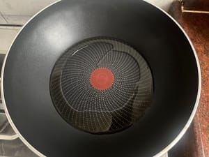 Gießen Sie eine entsprechende Menge Öl hinein und warten Sie, bis das Öl zu rauchen beginnt.