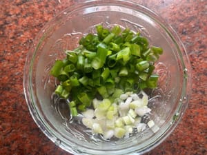 Couper l'oignon vert en petits morceaux